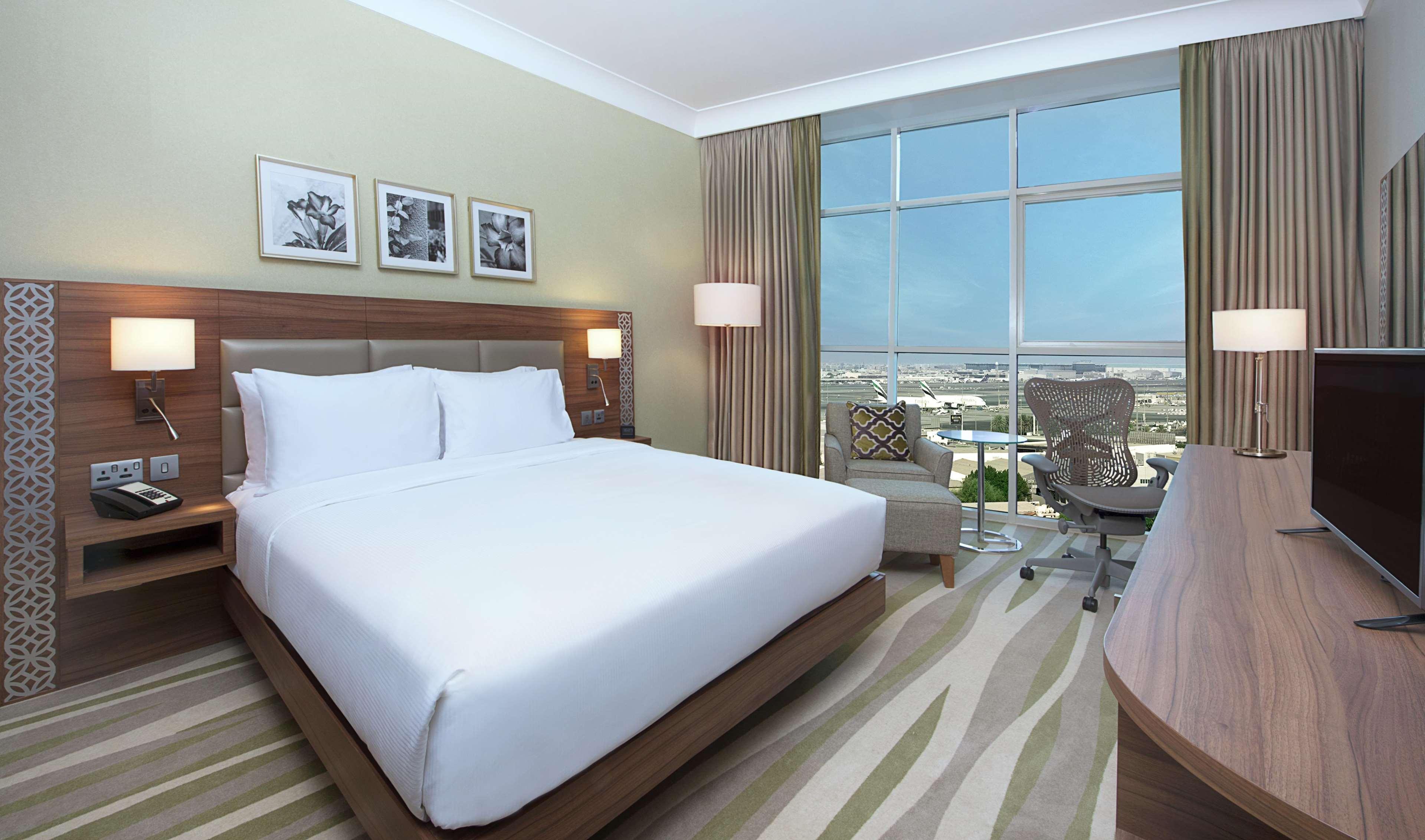 Hilton Garden Inn Dubai Al Muraqabat - Deira Exterior photo
